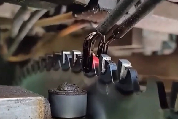 齿轮链轮锯片锯齿淬火，同样的高频淬火设备还可以做锯片合金焊接