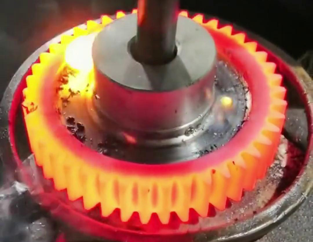 超音频齿轮淬火是一种针对齿轮进行热处理的工艺，其主要目的是提高齿轮的表面硬度和耐磨性