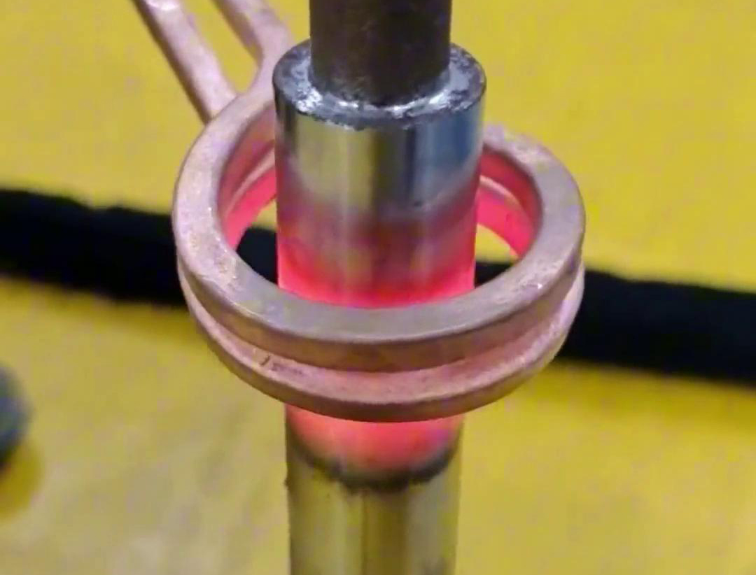 手持式高频加热机用于多种金属部件的加热处理，如焊接