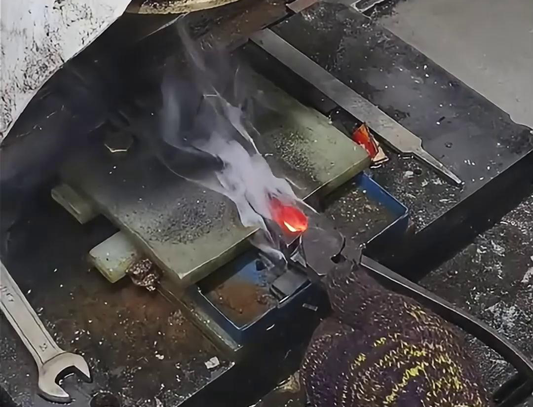 老虎钳口淬火就是使用高频淬火机快速加热，并在短时间