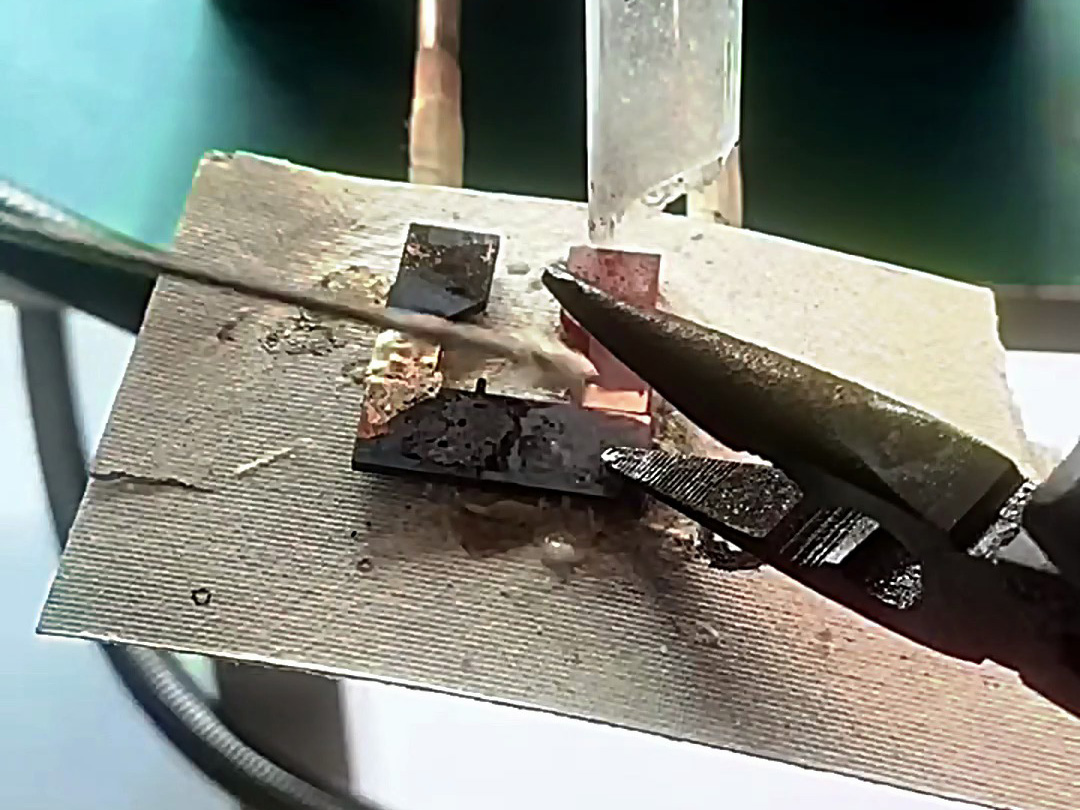 客户邮寄的铜件样品，要求用高频感应焊机钎焊，打样焊接测试效果是否合格 