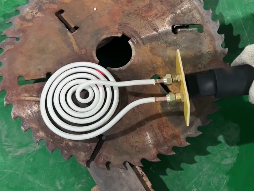 平面加热要灵活高效？可以选择手持式感应加热设备来试