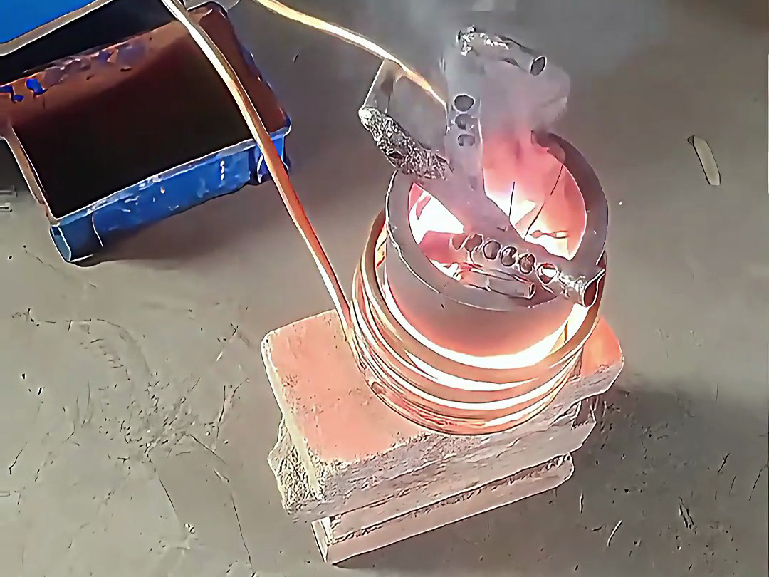 废铜熔炼新标杆：海瑞拓中频熔炼炉，高效环保双在线