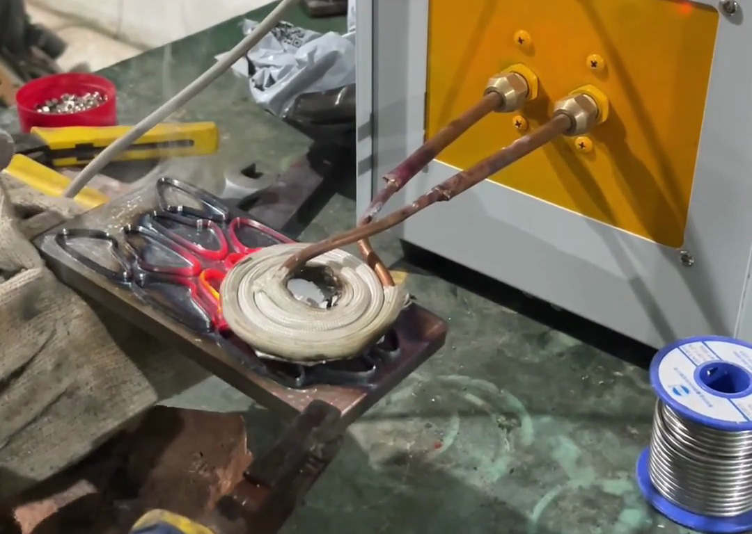 小型高频淬火机：3秒淬硬，刀具耐用度翻倍！