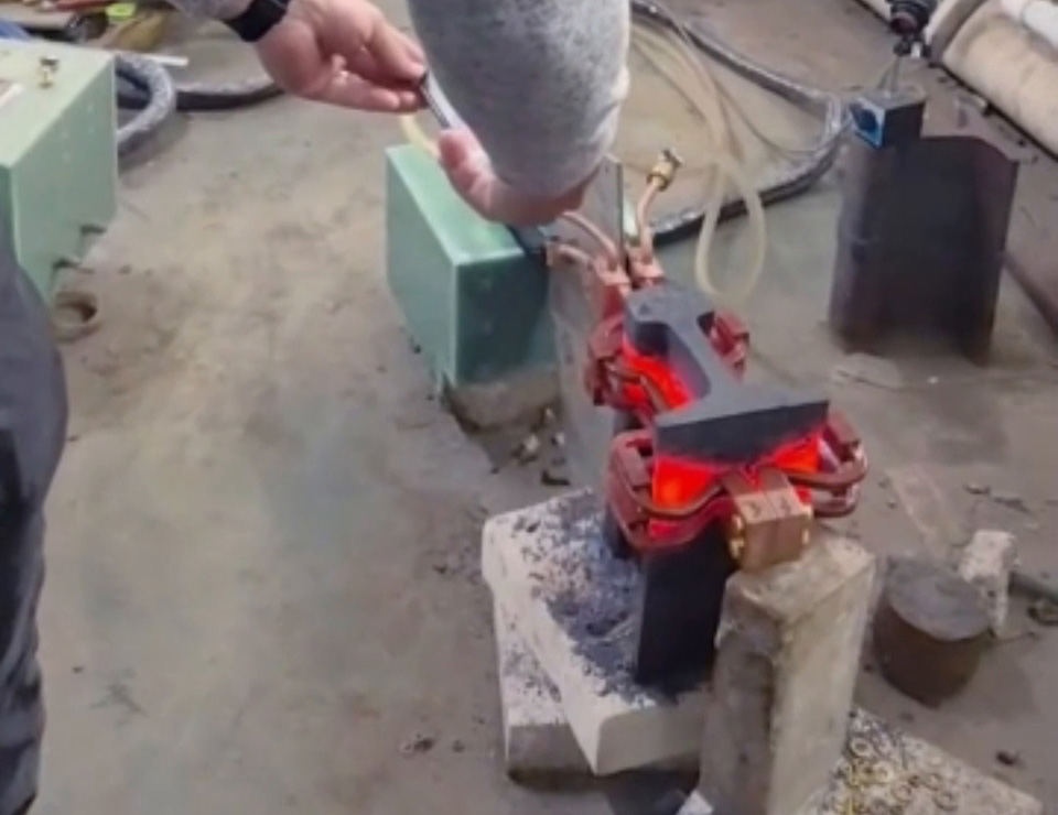 钢轨正火工艺升级！海瑞拓中频加热机，高效赋能轨道钢提质降本