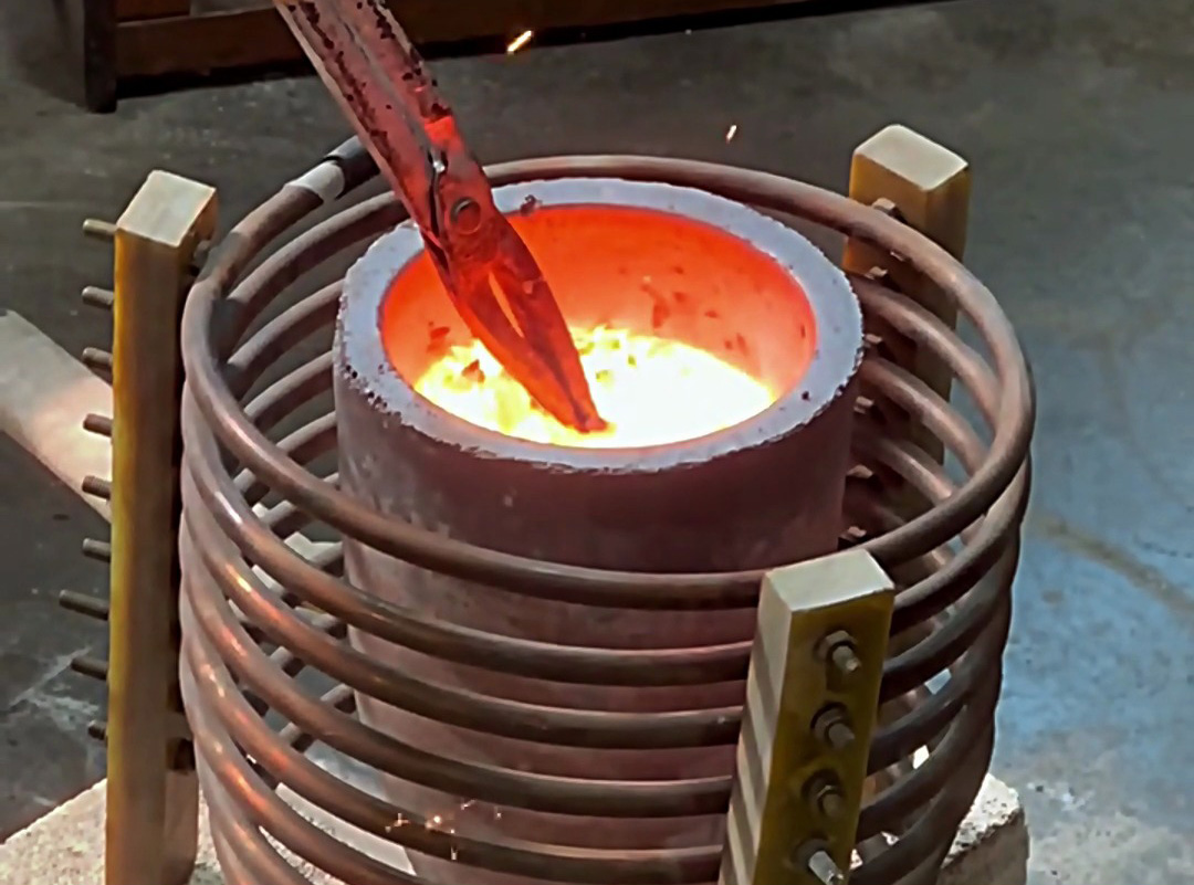 废铁熔炼效率王！海瑞拓中频熔炼炉，一键拉满产能(图1)