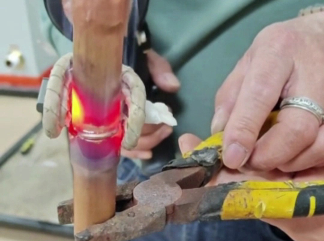 制造业降本增效神器！海瑞拓手持式高频加热机，有手就会用(图1)