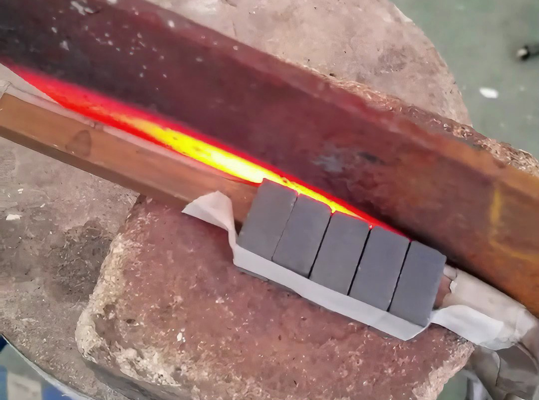 测试刀口淬火工艺，使用超高频淬火机