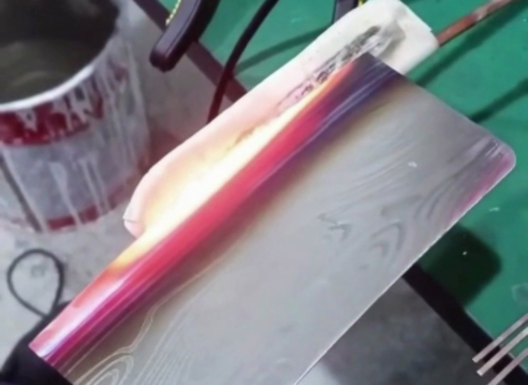 你以为菜刀淬火很复杂？高频淬火这种技术颠覆认知！