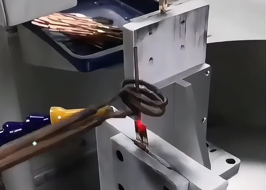 散热器毛细铜管和铜板焊接的局部过程，人工上料的半自