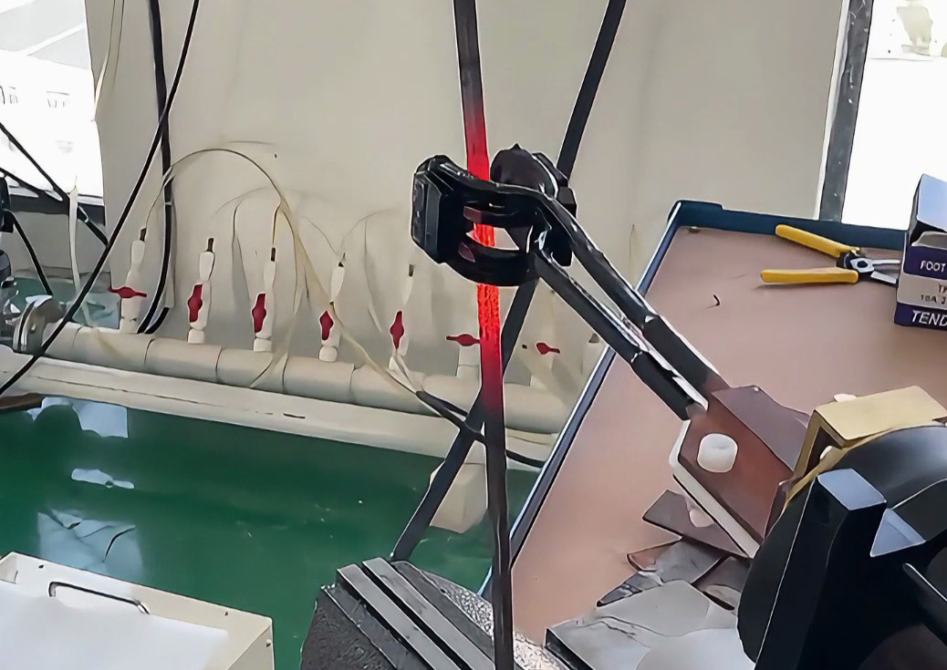 扁钢条退火不均克星！海瑞拓手持式高频加热机，精准控温秒退火(图1)