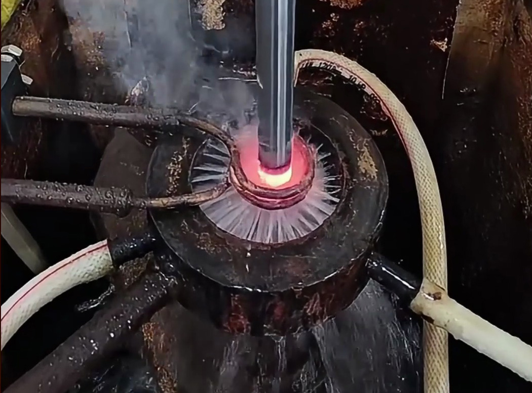 汽车零件合格关键！揭秘轴类高频淬火工艺流程，海瑞拓淬火机床精准护航(图2)