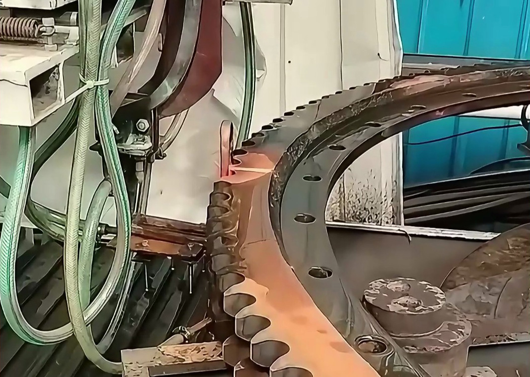 大直径齿轮淬火局部过程，这就是数控高频淬火机床的力