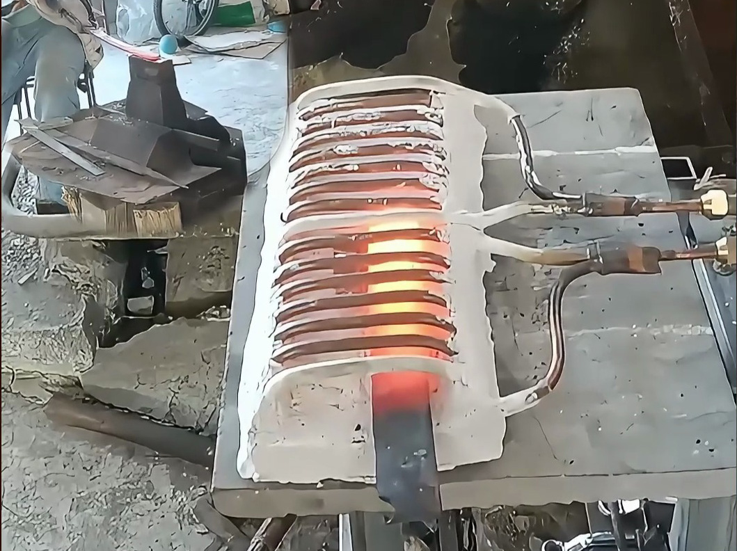 钢铁农具加热打铁新选择！高频加热机让生产效率翻倍！