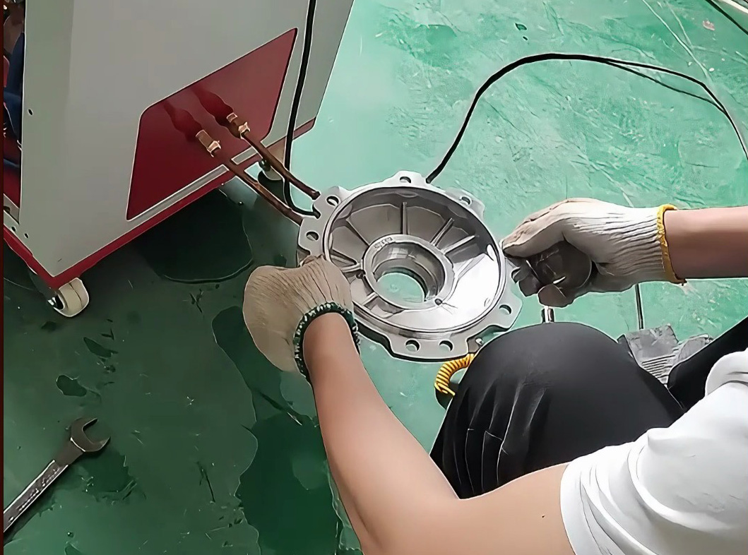 ​你以为发动机配件热装配很麻烦？感应加热设备一分钟