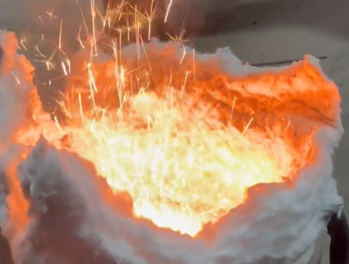 ​从废铁到铁水，海瑞拓中频感应熔炼炉轻松实现！(图1)