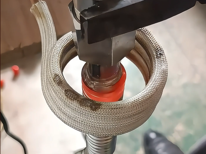 看高频焊接机如何实现不锈钢波纹与接头钎焊！(图1)