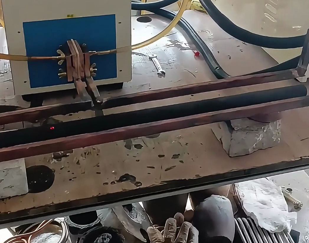 高频感应加热+红外测温，实现棒料恒温500℃精准加热！(图1)