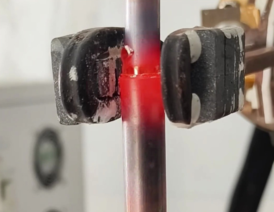 ​上下双段铜管自动化焊接优选！高频焊机+机械手组合方案，成熟可靠(图1)