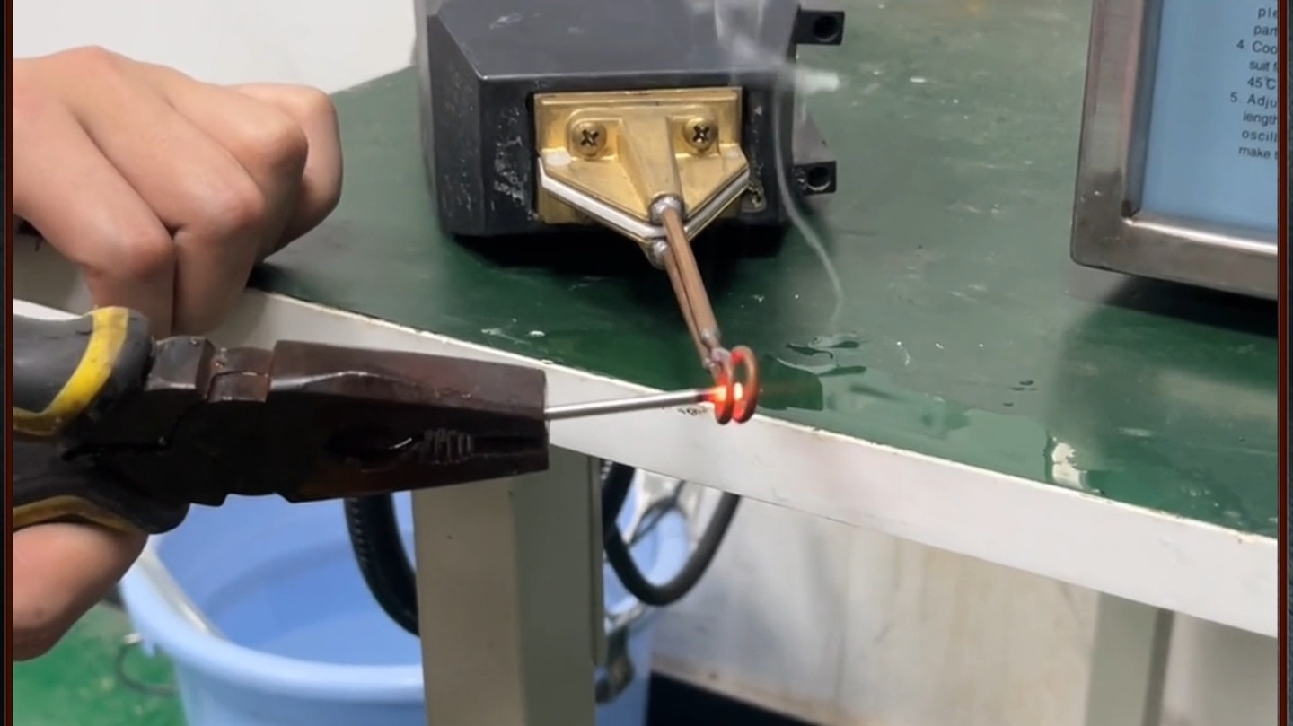 ​局部淬火有多神奇？看超高频加热机如何操作！