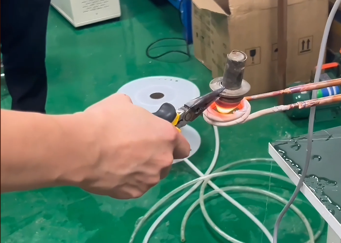 ​钻头拆合金还在靠火烧？海瑞拓高频机5秒一个，高效又不伤料！(图1)