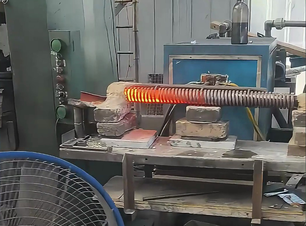 做圆钢热锻、红冲、锻压的老板看过来！这款提升机送料中频加热炉太省心了(图1)