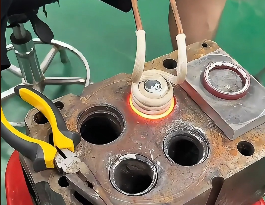 维修发动机座圈不用愁！手持式高频加热机帮你搞定！