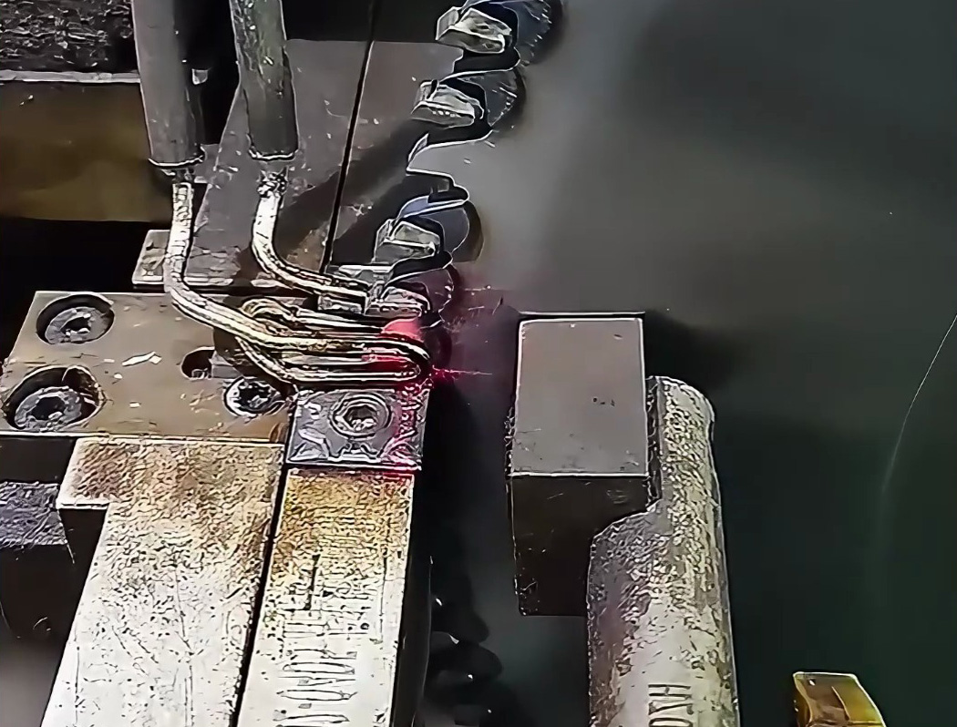 锯片锯齿合金焊接不用愁！海瑞拓超高频焊机，自动化焊接高效又稳定(图1)