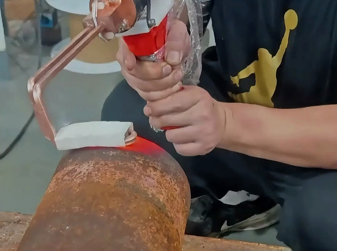 弧面加热与传统平批线圈的区别!海瑞拓手持式高频加热机一线实操科普(图1) 弧面加热与传统平批线圈的区别!海瑞拓手持式高频加热机一线实操科普(图1)