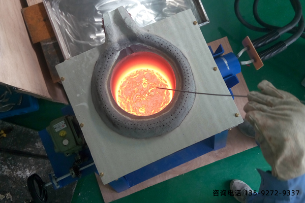 中频炉厂家如何选炉衬耐火保温材料