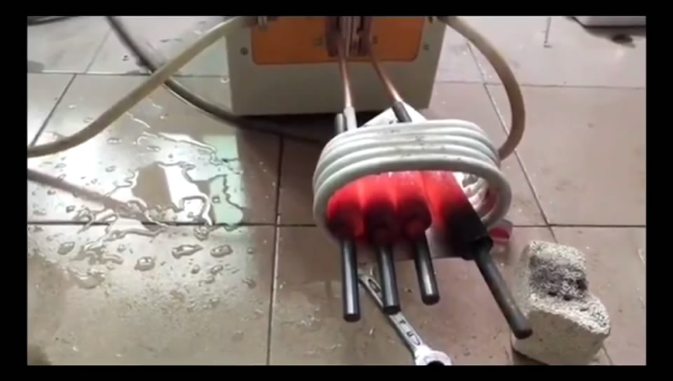 高频加热机对钢棒加热淬火退火视频