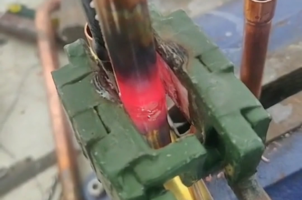 铜管焊接，四通阀接头焊接铜管用手持式高频焊机