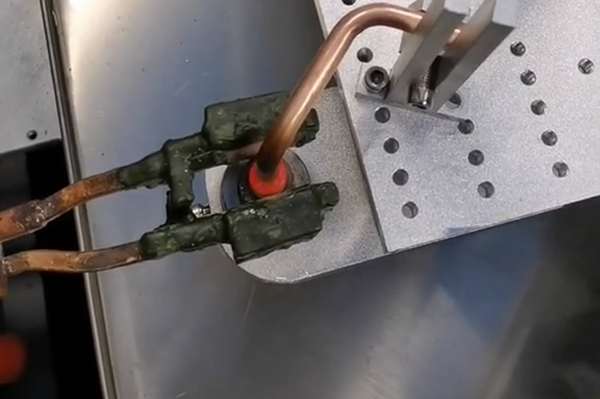 双手持式高频焊机搭配机械手臂实现自动化铜管焊接